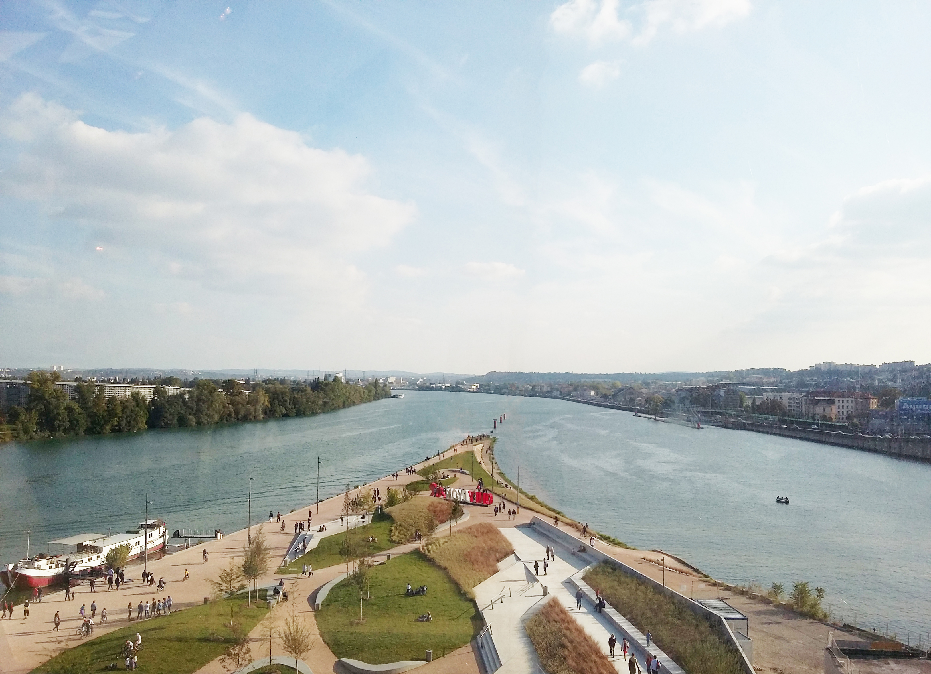 La Confluence : de l'île aux friches industrielles au nouveau quartier branché de Lyon