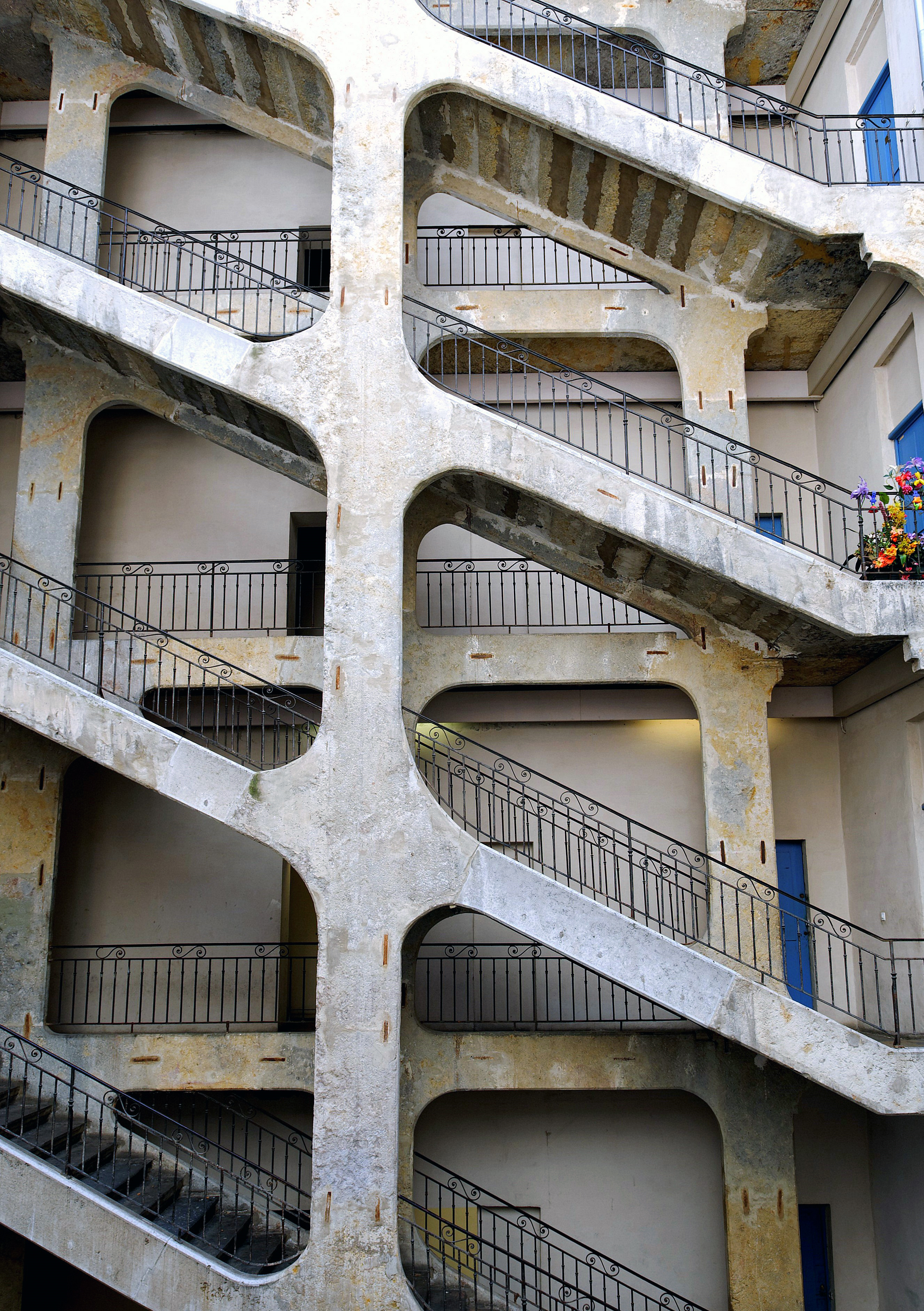 La Cour des Voraces et son escalier monumental